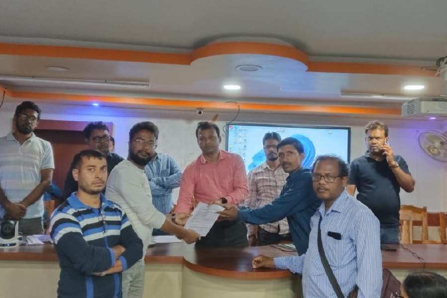 A delegation of BLOs from Memari II block, East Burdwan, submits a memorandum to BDO Soumyajit Basu.