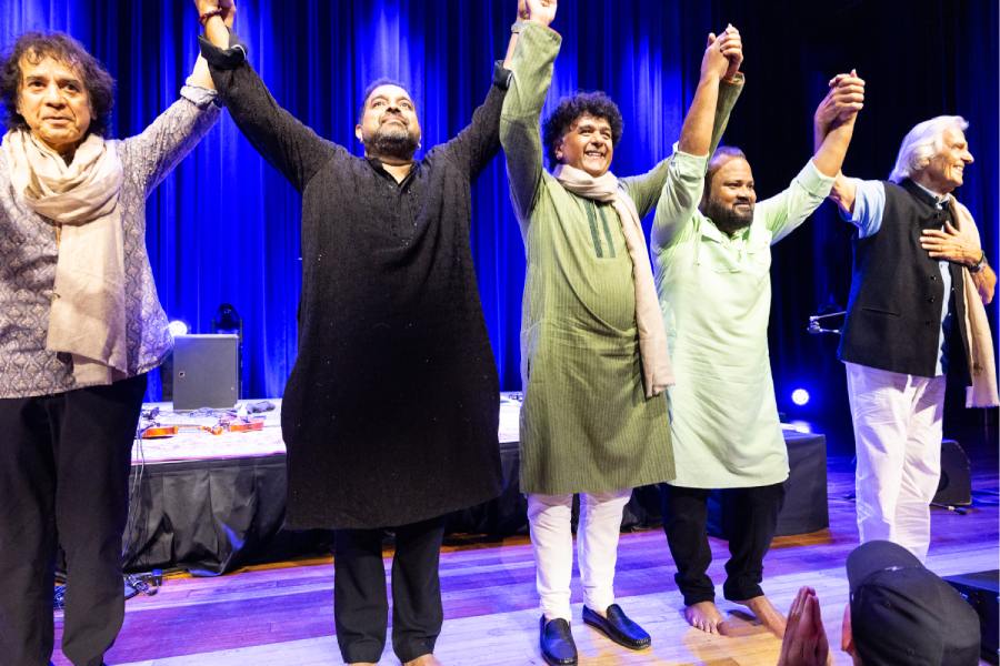 Shakti – Zakir Hussain,left, Shankar Mahadevan, Ganesh Rajagopalan, Selvaganesh Vikayakram and John McLaughlin – during their final US tour