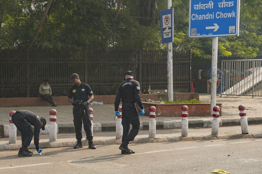 NSG personnel collect samples from the site of an explosion, near the Red Fort, in New Delhi.