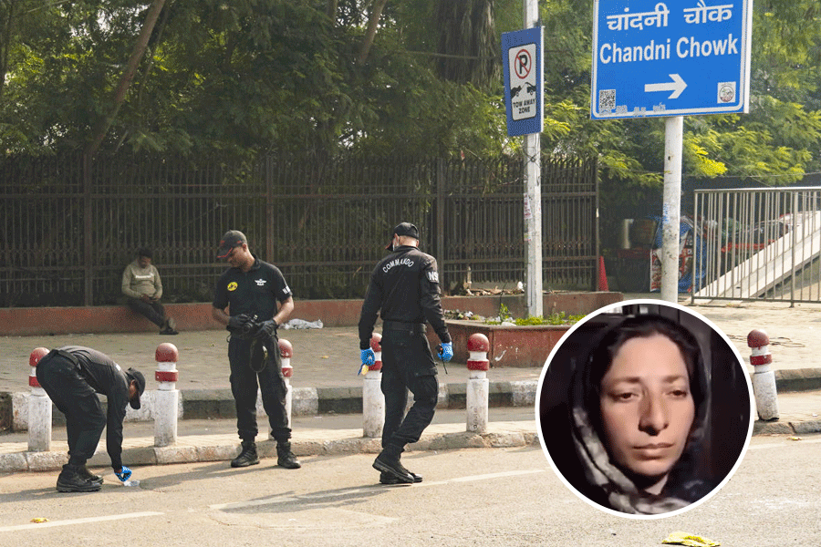 NSG personnel collect samples from the site of an explosion, near the Red Fort, in New Delhi.