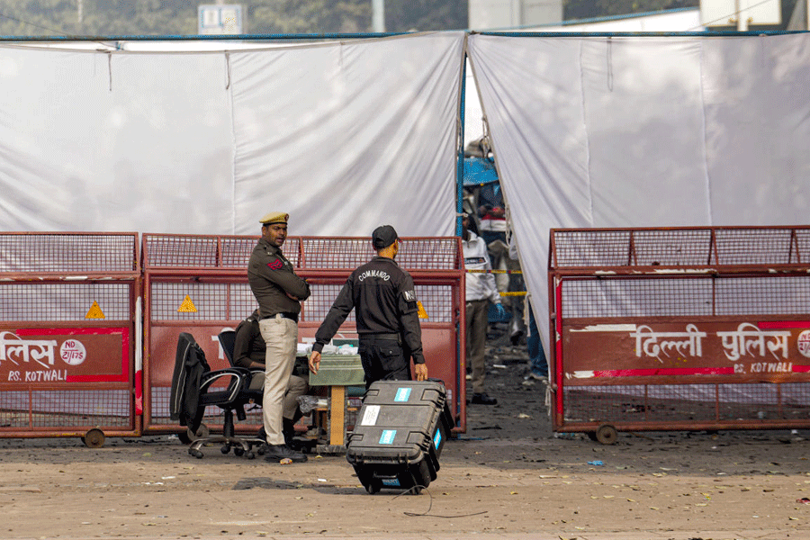 Security personnel during investigation at the site of the explosion, near the Red Fort, in New Delhi.