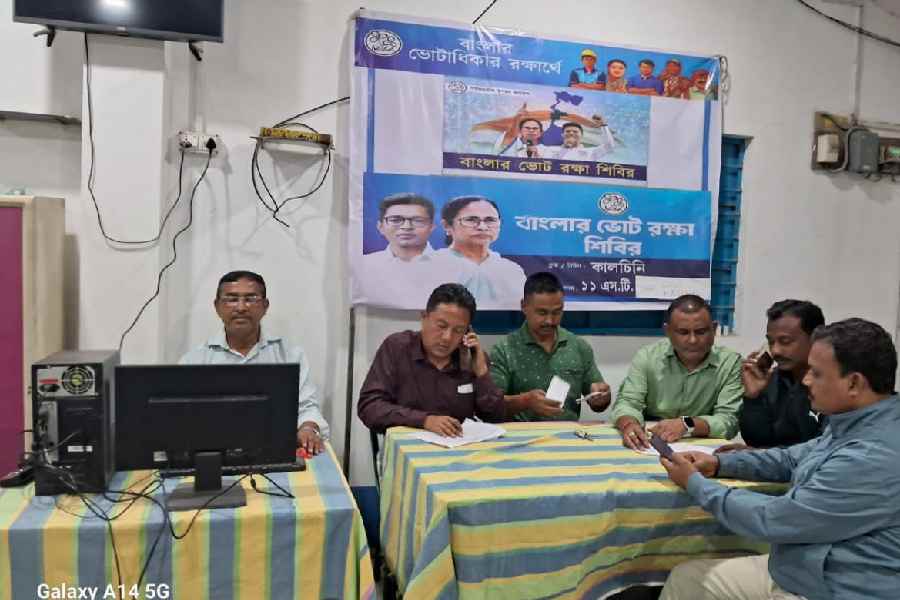 The help desk of Trinamool Cha Bagan Sramik Union at the Kalchini tea garden to assist workers in filling up SIR forms.