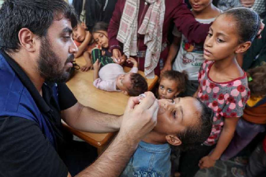 Palestinian children are vaccinated against polio, in Deir Al-Balah in the central Gaza Strip (2024)