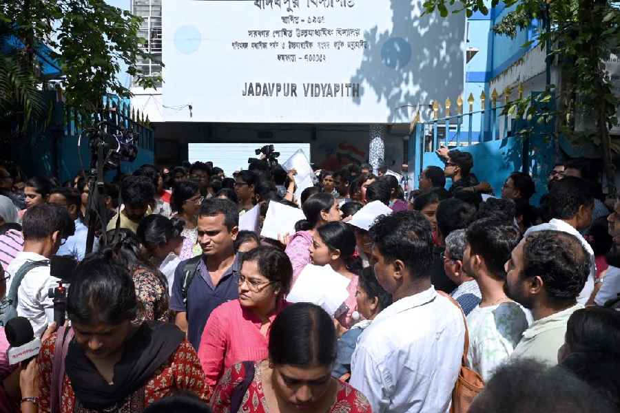 File of SSC examinees outside Jadavpur Vidyapith