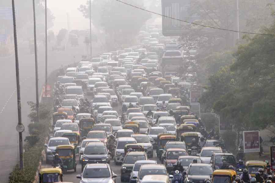 Vehicles move amid a traffic congestion during smog, in New Delhi, Wednesday, Nov. 12, 2025. Air pollution in the national capital was recorded in the "severe" category on Wednesday morning for the second consecutive day.