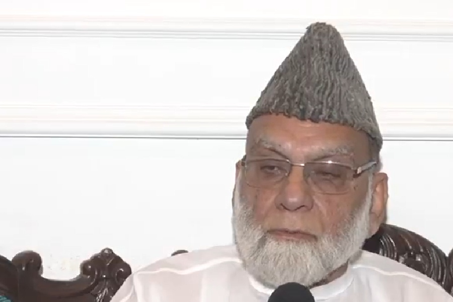 Police personnel conduct investigation in the aftermath of a blast near Red Fort, in New Delhi, Thursday, Nov. 13, 2025.