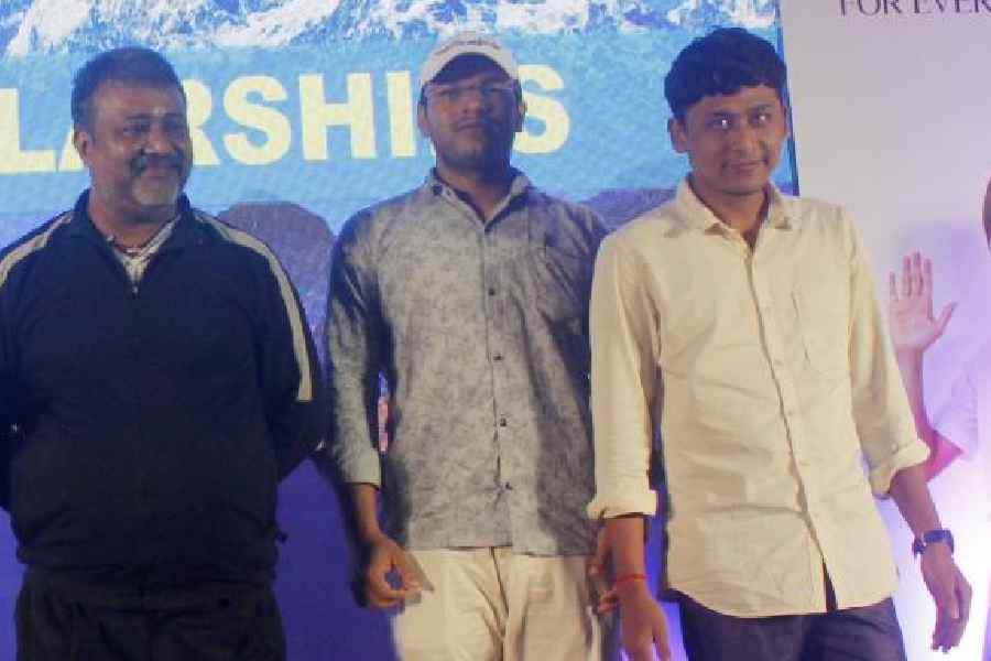 Kupan Roy (extreme right) with Mrinmoy Ghosh (extreme left) at the awards last Saturday in Siliguri. 
