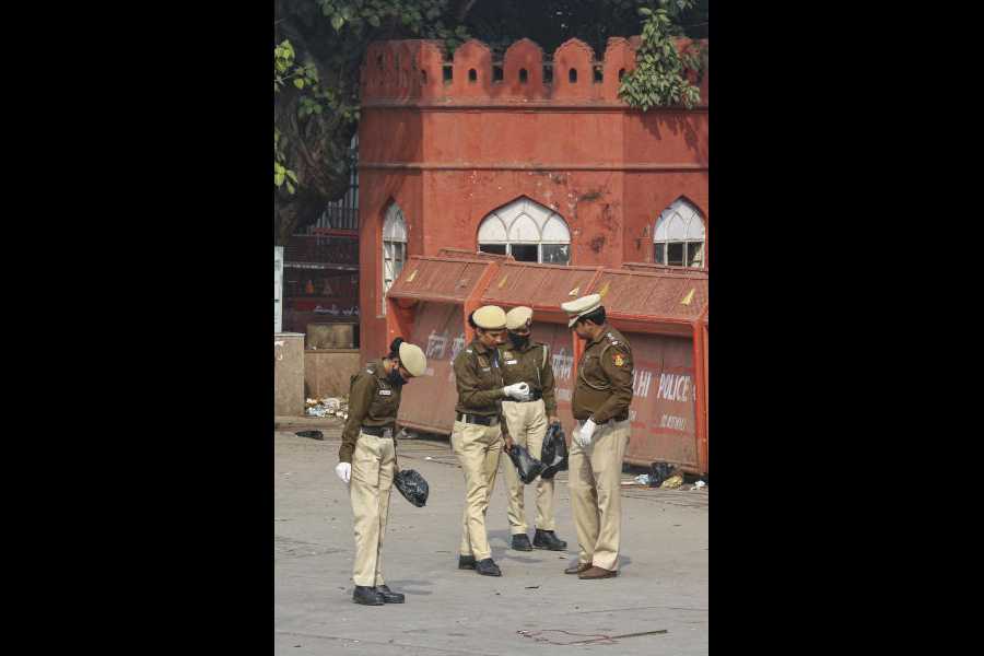 Police personnel search for evidence near the Red Fort on Thursday. 