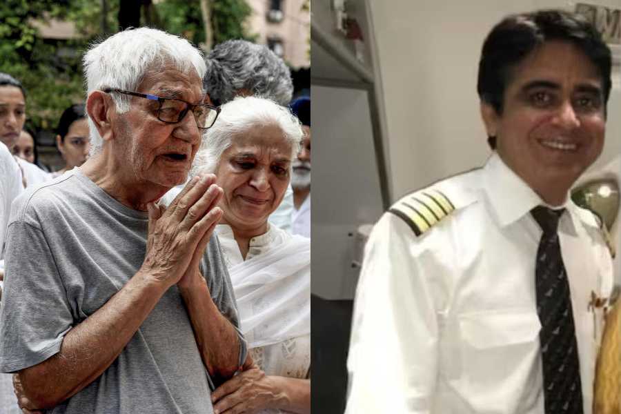 Pushkaraj Sabharwal, father of Captain Sumeet Sabharwal (picture right), during the pilot’s last rites. 