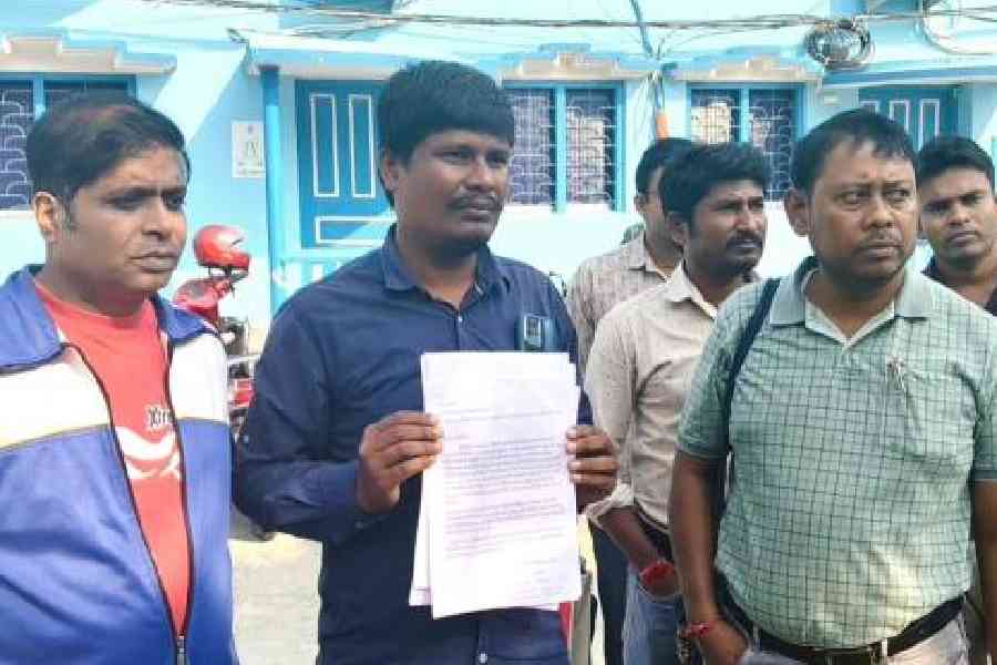 BLOs protest against having to digitalise enumeration forms in East Burdwan’s Katwa on Thursday. Picture by Akash Sengupta 