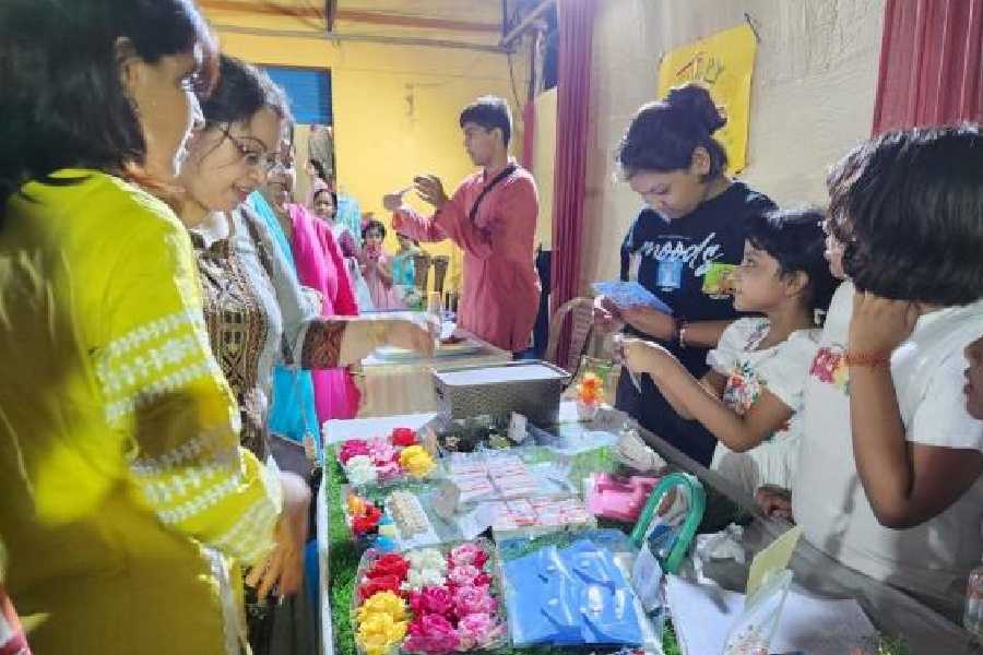 Kids show accessories to visitors 