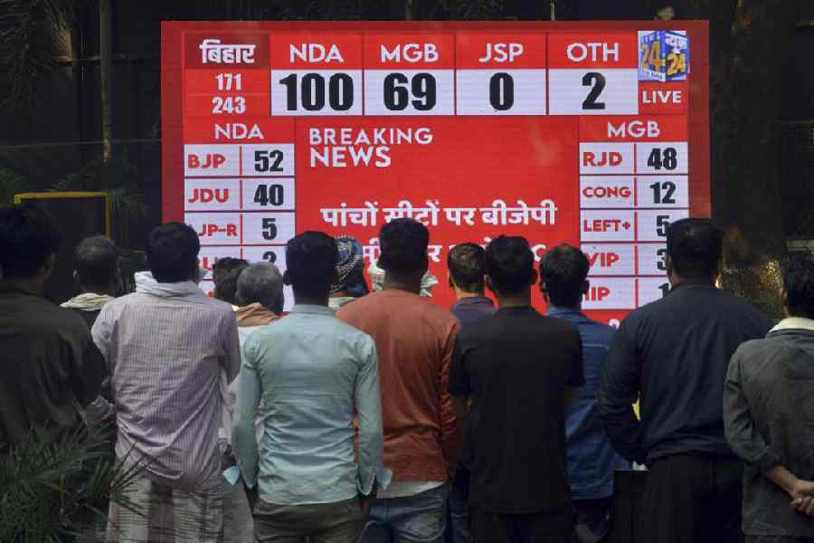 People watch live broadcast of the results of Bihar Assembly elections as vote counting underway, in Patna, Friday, November 14, 2025.
