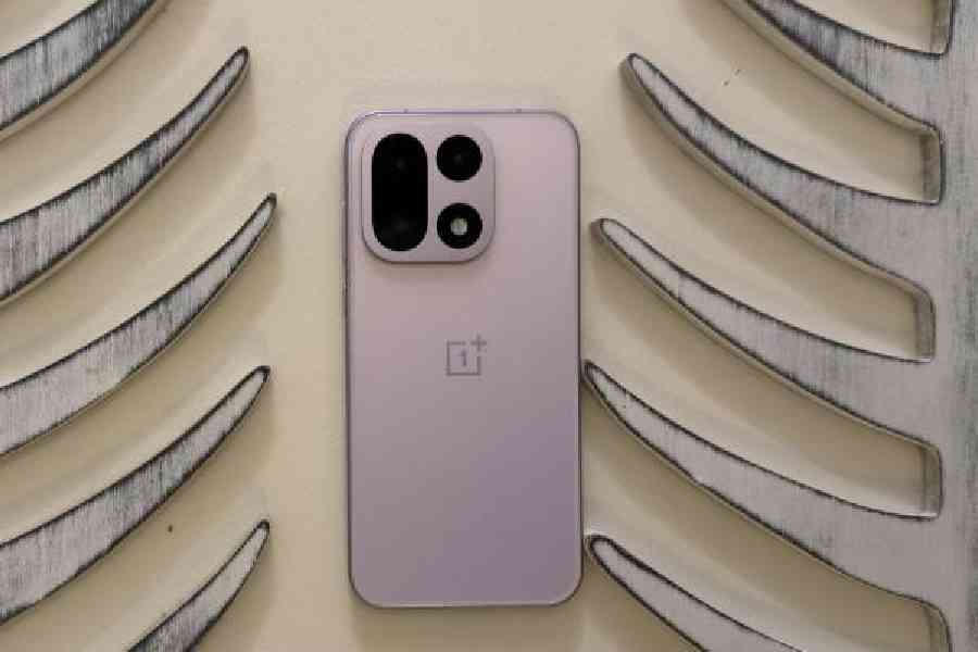 OnePlus offers a triple-chip setup combining the Snapdragon8 Elite Gen 5, a dedicated touch response chip, and an advanced Wi-Fi chip.  Pictures: Mathures Paul