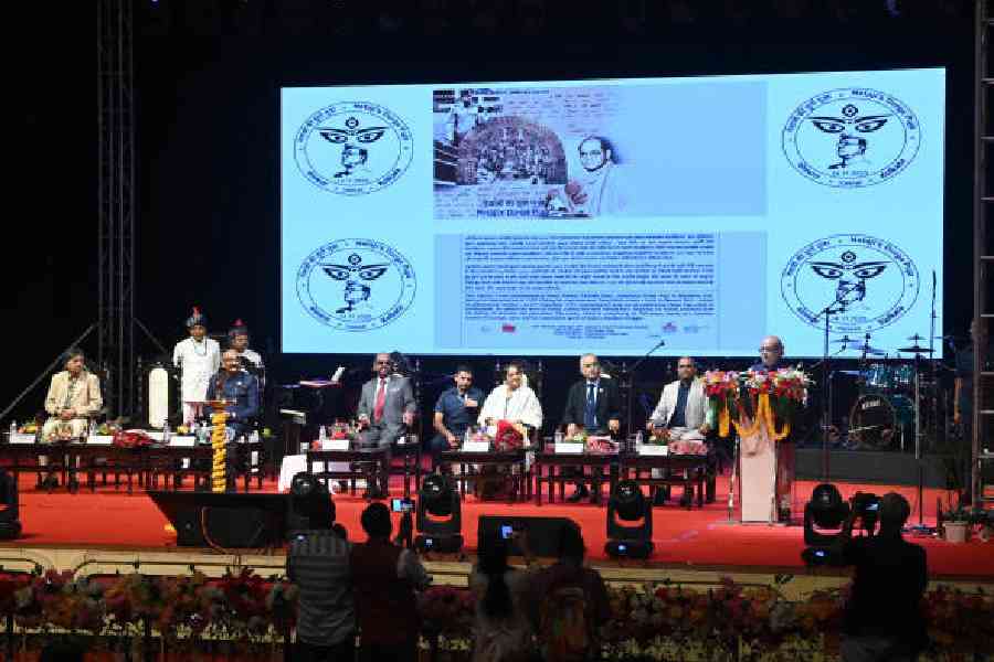 Sumantra Bose speaks in presence of chief postmaster general, West Bengal circle, Ashok Kumar; governor C.V. Ananda Bose; Mamata Shankar; and senior philatelists Madhukar Deogawanka and Rajesh Bagri, at the opening of Bongopex at Science City on Friday. Picture by Bishwarup Dutta