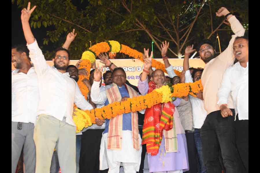 BJP party workers celebrate the Nuapada Assembly bypoll victory with chief minister Mohan Charan Majhi and party state president Manmohan Samal at the party office in Bhubaneswar on Friday.