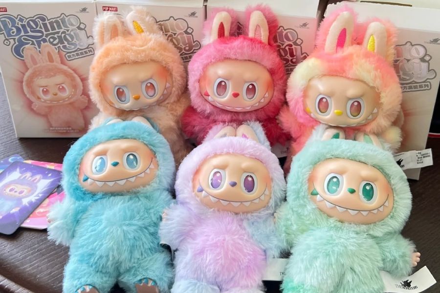 Labubu dolls are small plushies created by Hong Kong artist Kasing Lung