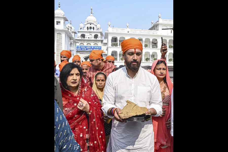 Union Minister Chirag Paswan with his mother Reena Paswan during a visit to the Takhat Sri Harimandir Ji Patna Sahib, in Patna