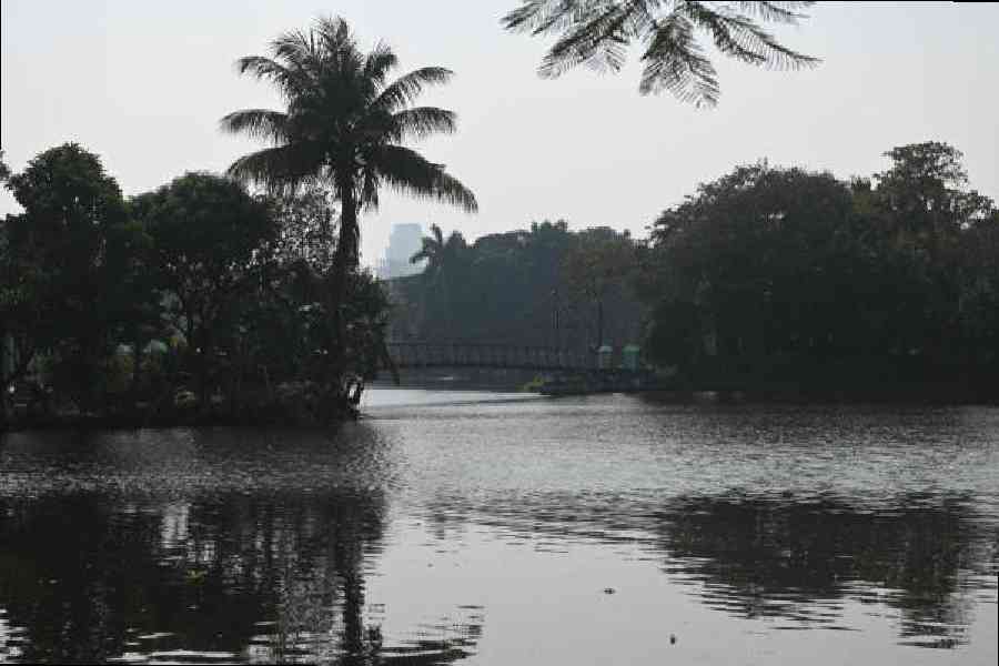 Rabindra Sarobar on Sunday; (right) one of the clubs along the bank of the water body. Pictures by Bishwarup Dutta