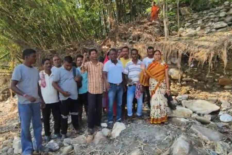 Villagers demonstrate on the bank Chungpatang river at Caron Tea Garden in Nagrakata block of Jalpaiguri district on Sunday. Picture by Biplab Basak