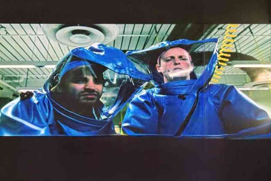 W5850 supports high-definition sources with accurate aspect ratios and colours, without HDR post-processing. We tried watching Pluribus in the highest resolution possible