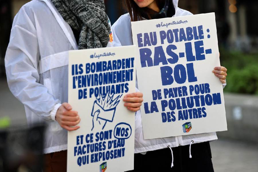 Protest over water quality and rising pollution costs in Paris