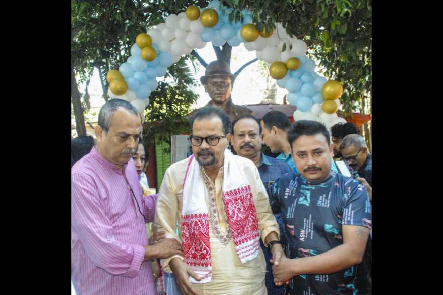 Zubeen Garg’s father Mohini Mohan Borthakur (centre) in front of the singer’s statue in Guwahati on Tuesday. 