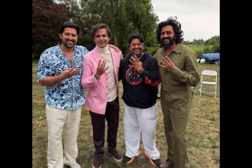 (L-R) Aftab Shivdasani, Vivek Oberoi, director Milap Zaveri and Riteish Deshmukh on the sets of Mastii 4