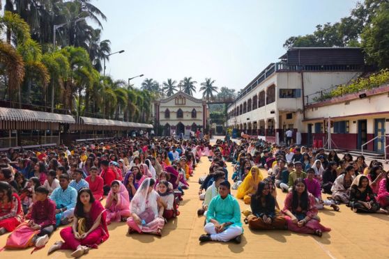 Douglas Memorial Higher Secondary School, Barrackpore, celebrated Children’s Day with cultural vibrancy and heartfelt enthusiasm. Students arrived in colourful ethnic attire, embracing the spirit of tradition. The morning began with a special prayer led by the R&D Head, Ms. Sowmya Sharon Gidla, followed by Bible readings by CEO Mr. Sashikant Gidla.