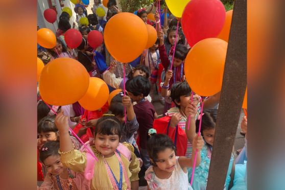 On November 14, Junior School students enjoyed a lively puppet show, dancing and fun with teachers. Balloons and goodie bags filled with snacks and stationery made the occasion even more memorable, marking a day filled with happiness and excitement.