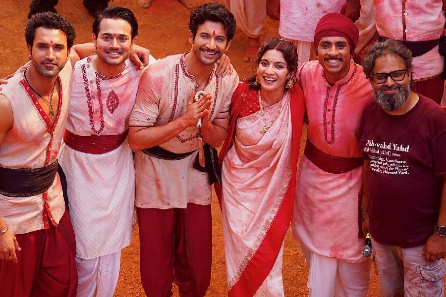 (Left to right): Gurfateh Pirzada, Bhuvan Bam, Rohit Saraf, Pratibha Ranta, Kashish Saluja, Nikkhil Advani on the set of ‘The Revolutionaries’