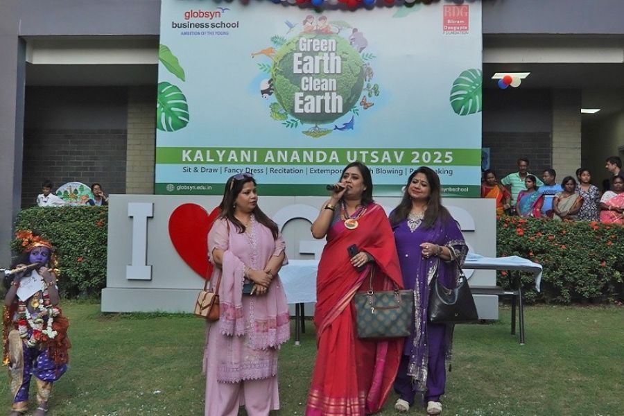 Ms. Kanchana Moitra, a renowned Indian actress, was one of the esteemed guests at this year’s Kalyani Ananda Utsav and served as a judge for the various competitions held throughout the day.