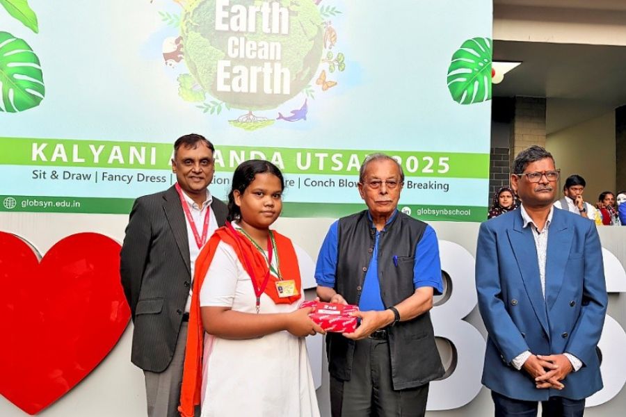 The extremely fun-filled carnival concluded with a grand prize distribution ceremony, where the best performers were honored. Flanked by Prof. (Dr.) Abhishek Kumar, Principal GBS (L); and celebrity footballer, Mr. Ranjan Dey (R); Prof. R. C. Bhattacharya, Vice Chairman, Globsyn Group, presented a gift to a top performer, celebrating not just victory, but the spirit of participation, community, and joy.   