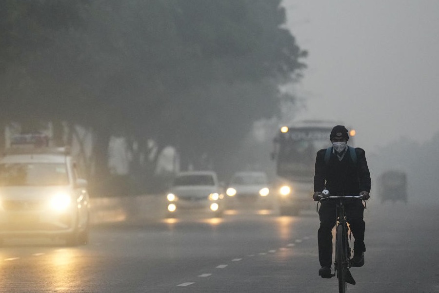 Vehicles ply on a road amid smog as air quality deteriorates, in New Delhi, Thursday, Nov. 20, 2025.
