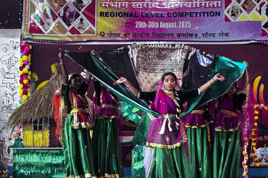 Students perform kajri dance of Bihar at Kendriya Vidyalaya 1