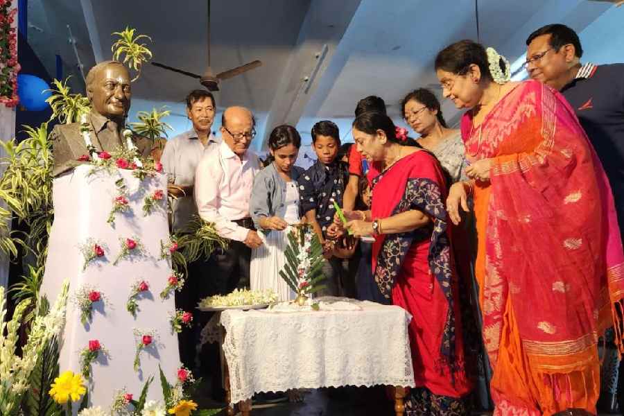 Krishna Chakraborty and other dignitaries light the lamp at SOS Children’s Village in BK Block.