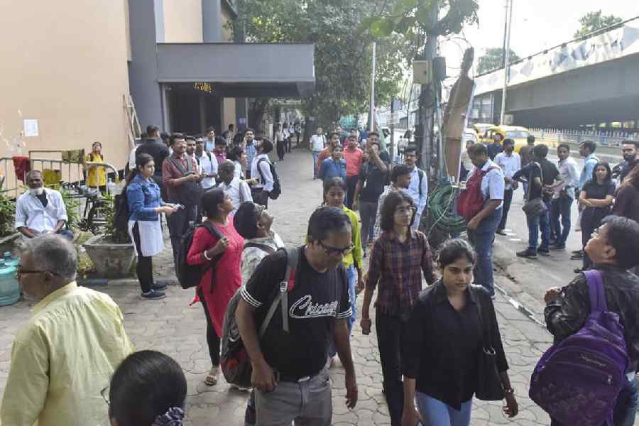 People evacuate a building after tremors were felt due to an earthquake, in Kolkata, Friday, Nov. 21, 2025. Tremors were felt across West Bengal and parts of the northeast on Friday morning, as an earthquake of magnitude 5.7 jolted Bangladesh's Narsingdi.