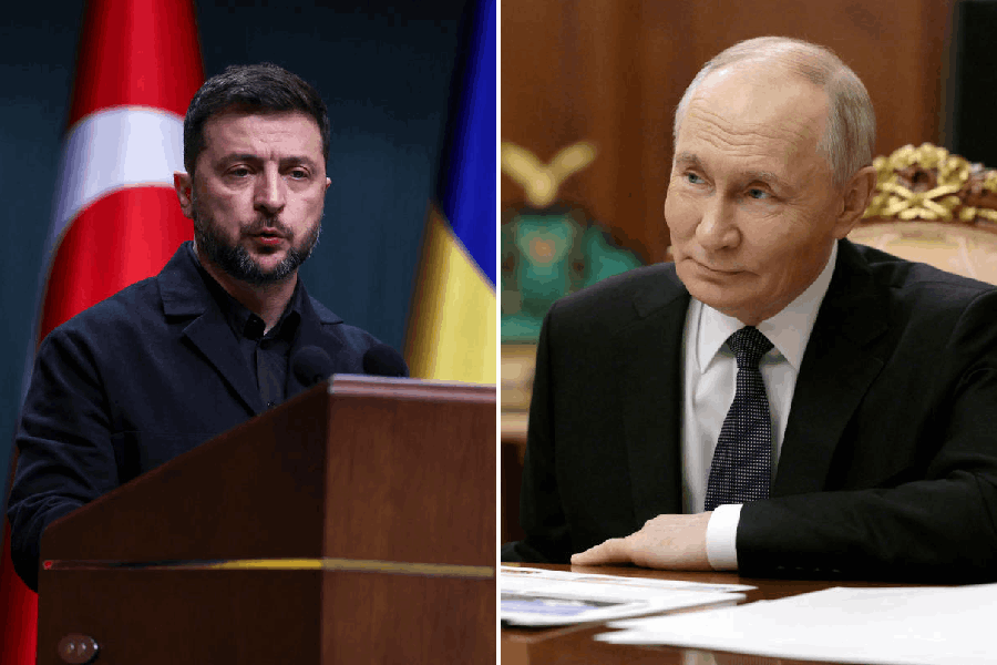 Volodymyr Zelensky (left), Vladimir Putin (right)