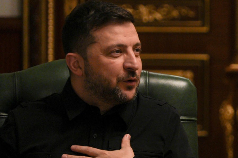 Volodymyr Zelensky (left), Vladimir Putin (right)