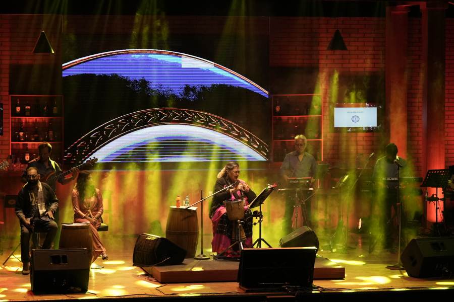 Usha Uthup performs at Kala Mandir