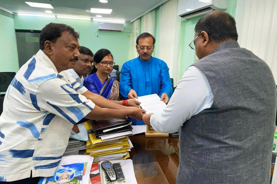 Arup Biswas and Chandrima Bhattacharya, along with Hon’ble MPs Partha Bhowmik and Bapi Halder, visited the office of the Election Commission and submitted a letter.