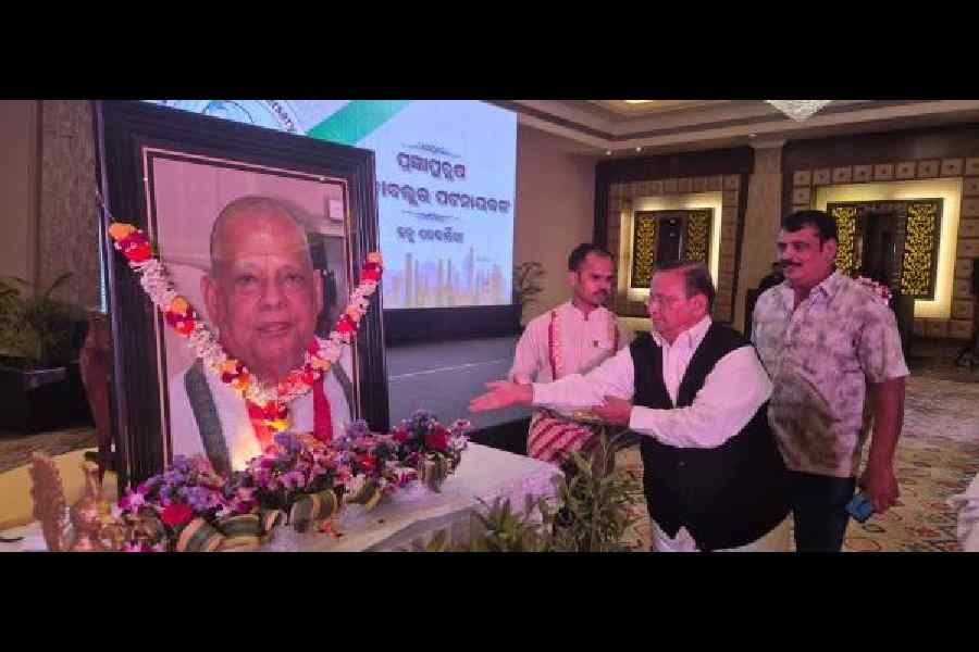 Niranjan Patnaik offers floral tributes to JB Patnaik