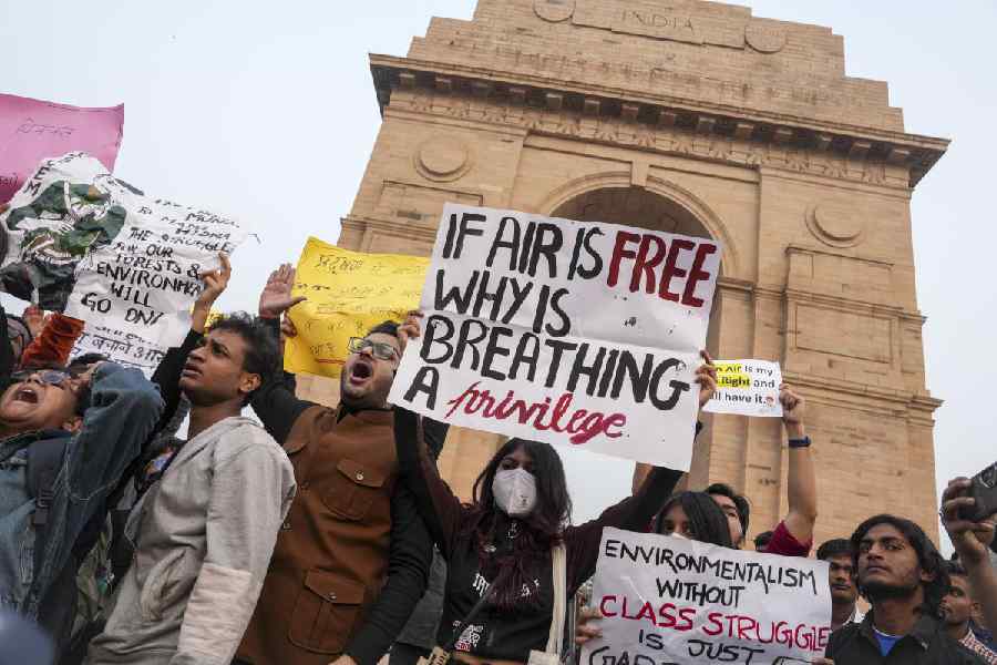 People raise slogans during a protest against worsening air quality in the national capital, at the India Gate, in New Delhi, Sunday, Nov. 23, 2025. The air quality remained in the "very poor" category on Sunday morning, with the overall Air Quality Index (AQI) recorded at 381, according to the Central Pollution Control Board (CPCB).