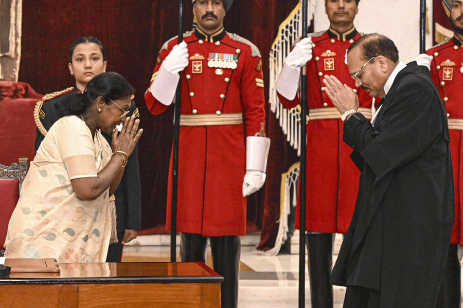President Droupadi Murmu with Justice Surya Kant during the swearing-in ceremony of the 53rd Chief Justice of India, at Rashtrapati Bhavan in New Delhi.