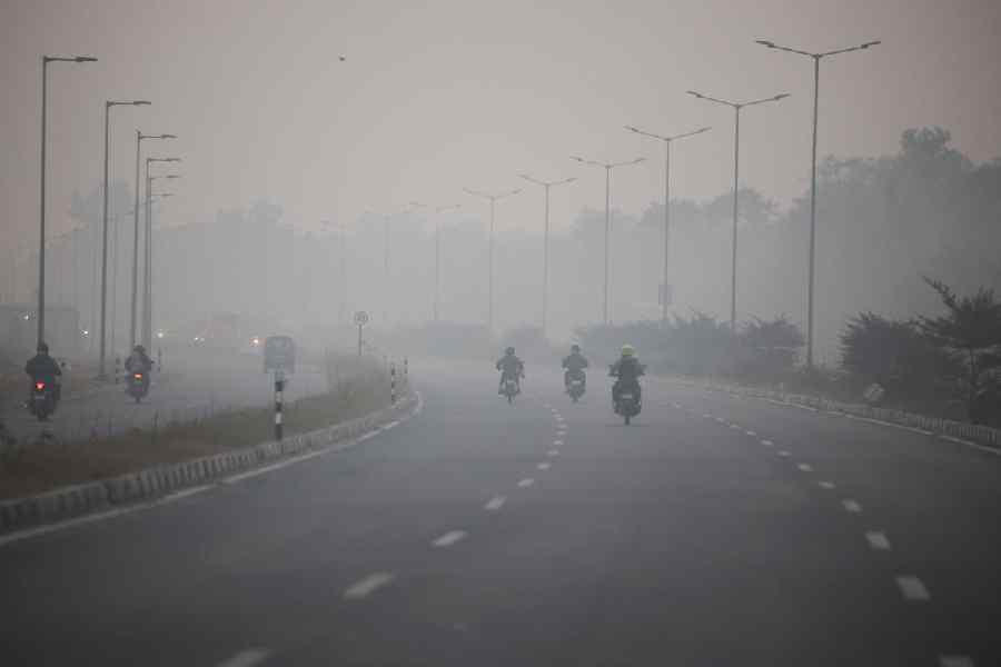 Vehicles move on a road on a smoggy morning amid ongoing air pollution, in New Delhi, India, November 25, 2025.