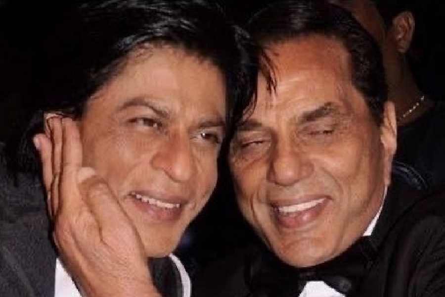 (left to right) Shah Rukh Khan, Dharmendra