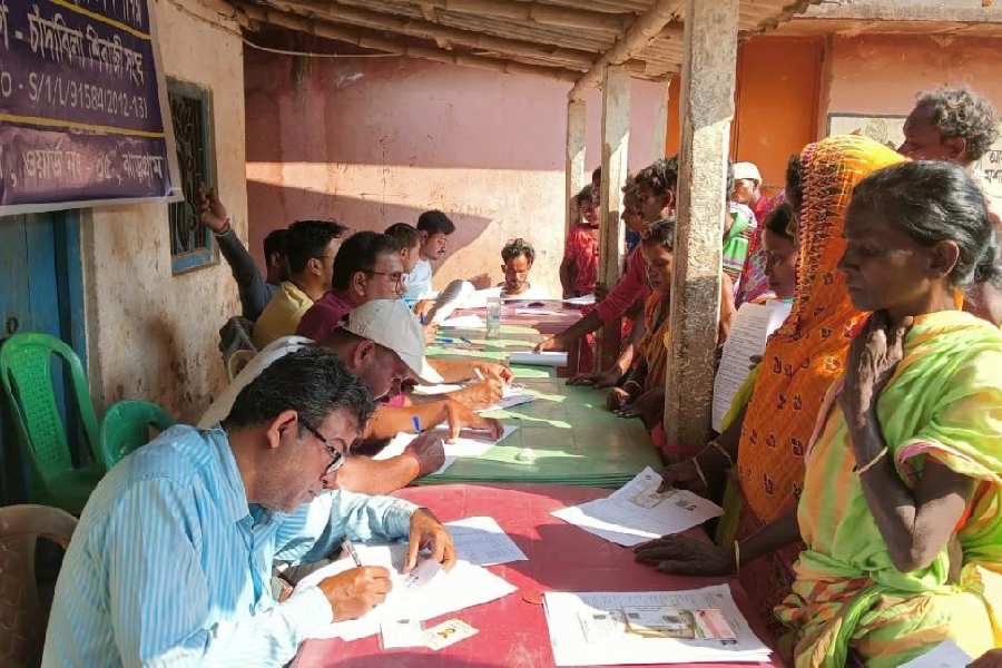 Members of the Sabar community fill out SIR enumeration forms at the Chandabila Shibaji Sangha club in Jhargram. 