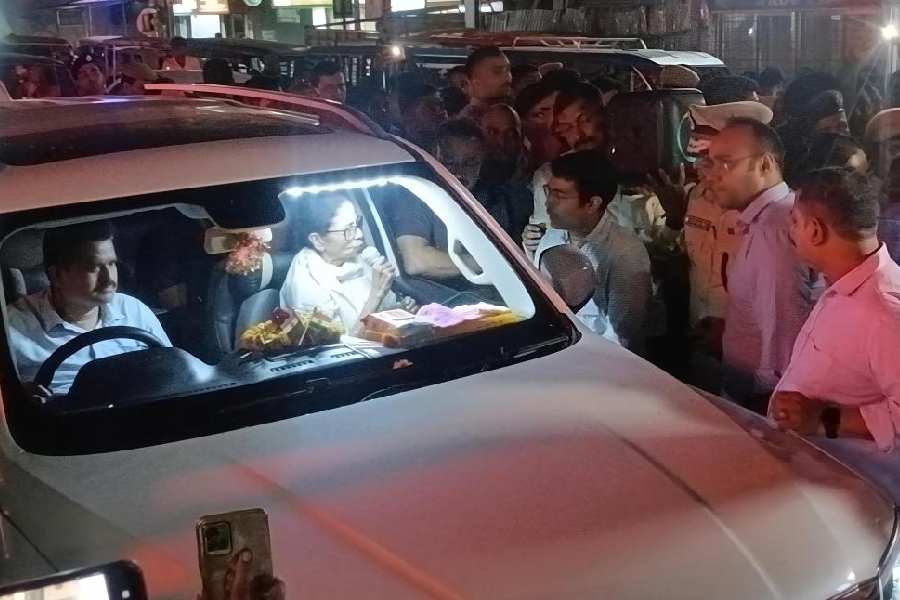 Mamata Banerjee addresses the protesting family members of the accident victim in Barasat on Tuesday. 