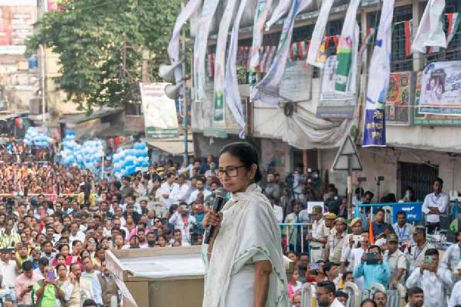 Mamata Banerjee speaks at the meeting against the SIR in Bongaon on Tuesday afternoon.  Picture by Chanchal Pal