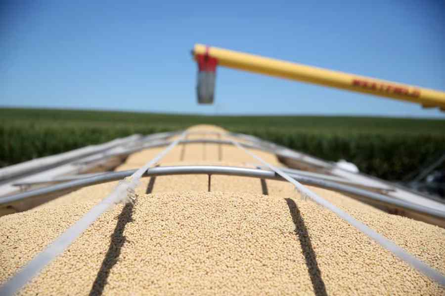 An auger stands over a trailer of soybeans at a farm in Tiskilwa, Illinois, US, July 6, 2018.