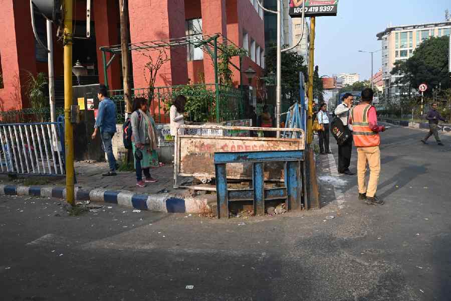 The kerb at College More in Salt Lake Sector V where Arati Das (right) was run over by a bus on Wednesday. Picture by Sanat Kr Sinha